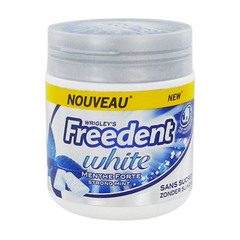 Chewing-gums à la Menthe forte Mâcher Freedent White après chaque repas aide à garder des dents propres et blanches.
