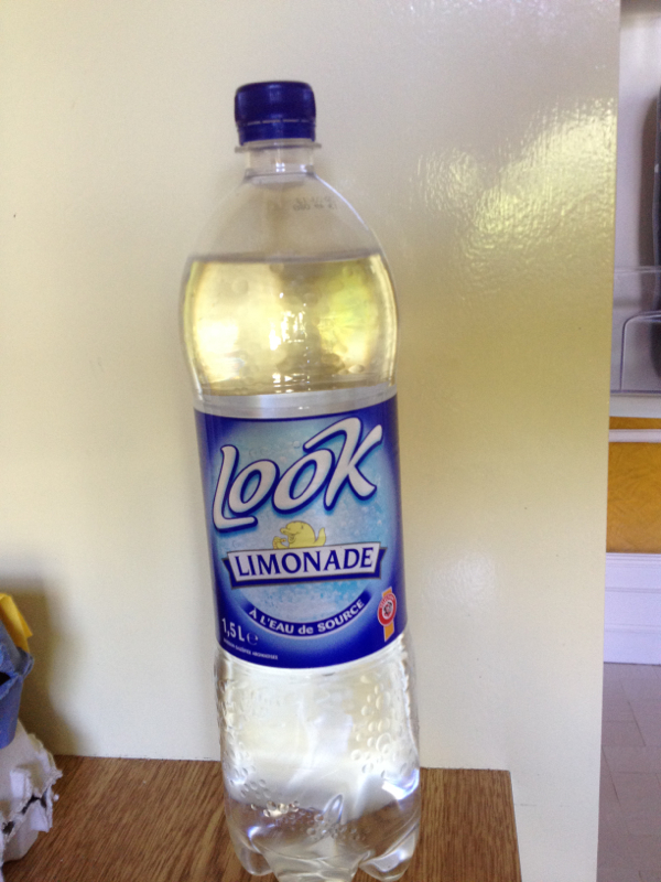 Limonade a l'eau de source, boisson gazeifiee aromatisee, la bouteille de 1,5l