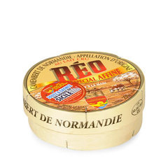 Camembert de Normandie Produit de terroir au lait cru moule a la main affine dans nos caves pendant 12 jours