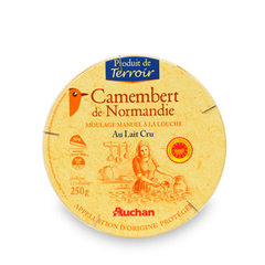 Produit de Terroir - Camembert de Normandie AOP, au lait cru A base de lait de vache cru. Moulage manuel a la louche.