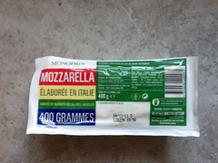 Mozzarella, fromage à pâte filée au lait de vache pasteurisé, élaborée en Italie