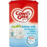 Cow & Gate poudre de lait infantile pour les bébés de plus affamé étape 2 du nouveau-né (900g) - Paquet de 6