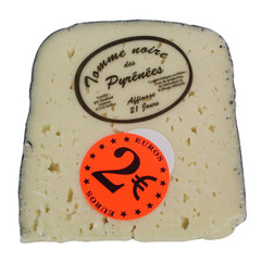 Tomme Noire des Pyrenees 30% de matieres grasses, a base de lait de vache pasteurise.