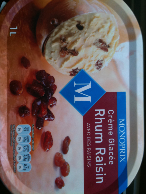 Crème glacée Rhum Raisins avec des raisins